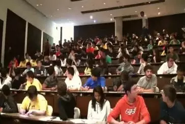 Une classe d’université a décidé de réaliser un flashmob étonnant en plein examen !