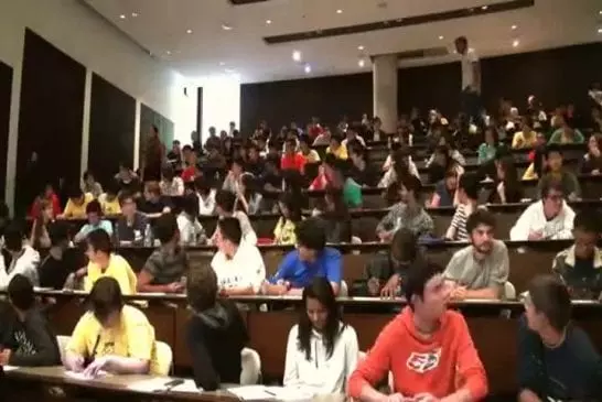 Une classe d’université a décidé de réaliser un flashmob étonnant en plein examen !