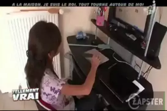 Voila un gamin qui mérite une bonne paire de claques !