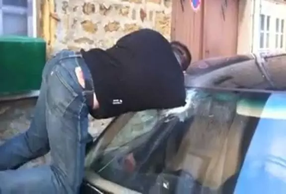 Il fracture son pare-brise car il a oublié ses clefs à l’intérieur de sa voiture !