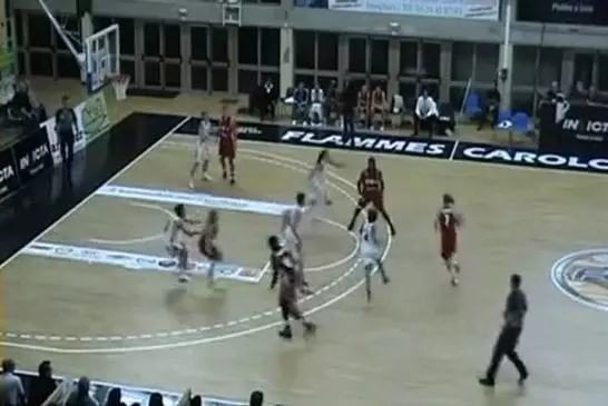 Amel Bouderra , une joueuse de basket réalise le plus beau panier du championnat !