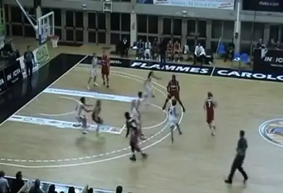 Amel Bouderra , une joueuse de basket réalise le plus beau panier du championnat !