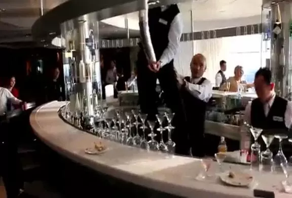 Tout le monde aimerait pouvoir faire des cocktails comme ce barman !