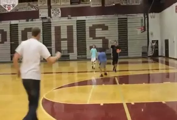 Incroyable ! Un combat entre un basketteur et un joueur de frisbee !