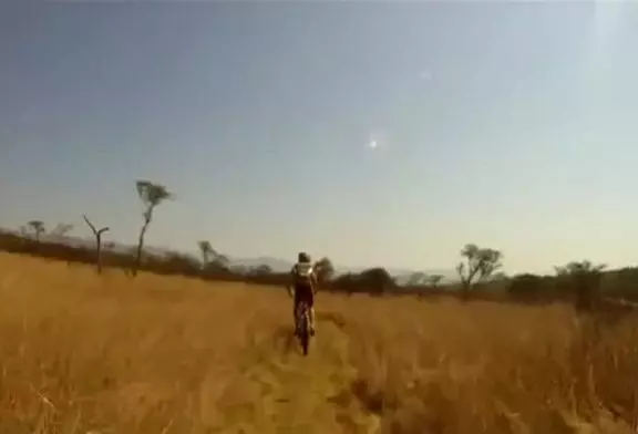 Un biker se fait rentrer dedans par une antilope pas très contente !
