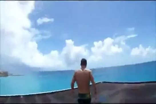 Un plongeur tchèque saute du toit de son immeuble direct dans la mer !