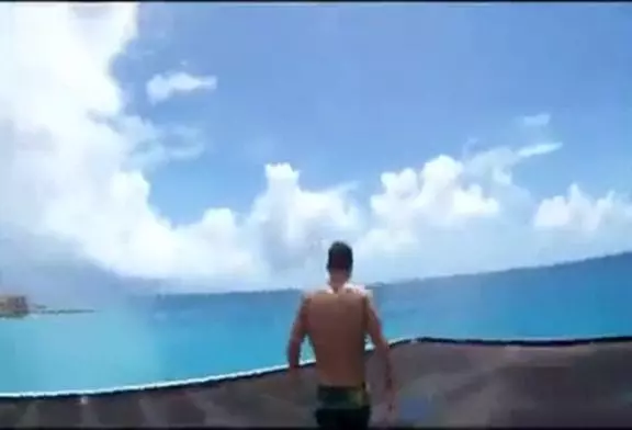 Un plongeur tchèque saute du toit de son immeuble direct dans la mer !