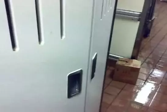 Une machine à laver a un orgasme assez fort en direct !