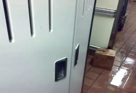 Une machine à laver a un orgasme assez fort en direct !