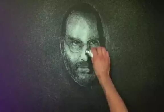 Un jeune artiste décide de rendre un hommage salé à Steve Jobs !