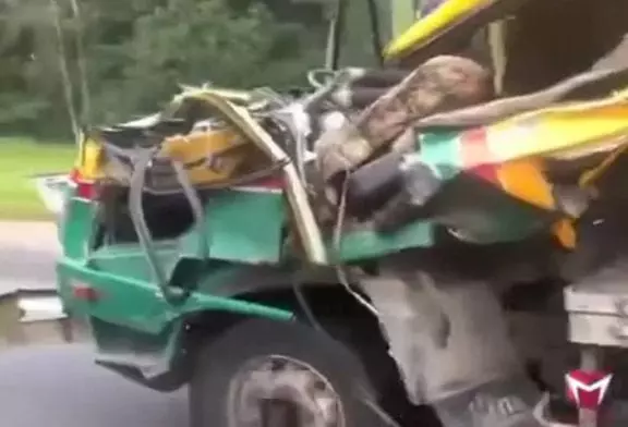 En Russie , il n’est pas interdit de rouler dans ce qui ressemble à un camion !