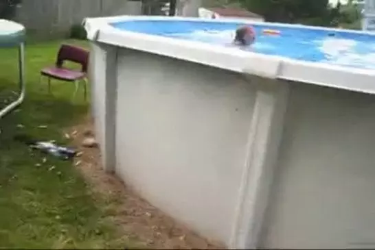 Une petite chute qui doit faire bien mal filmée en direct !