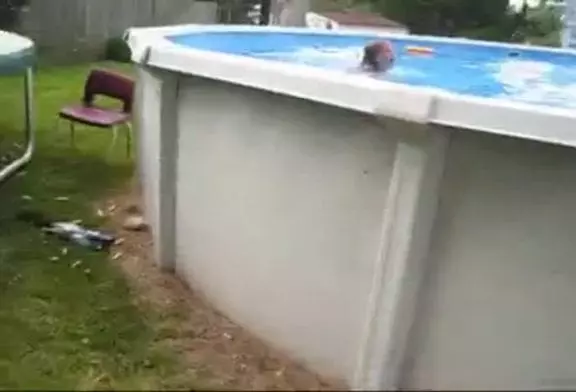 Une petite chute qui doit faire bien mal filmée en direct !