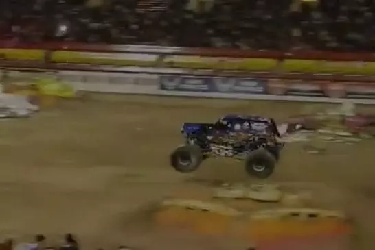 Ryan Anderson fait un backflip en Monster Truck