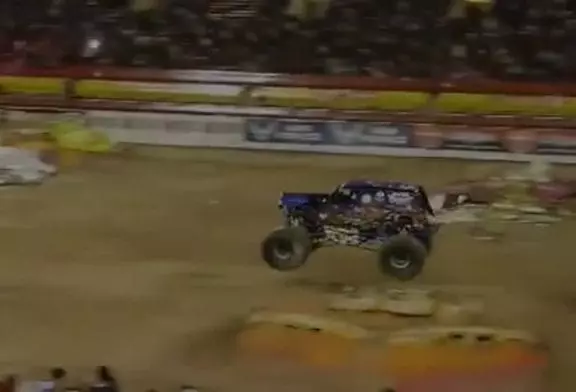 Ryan Anderson fait un backflip en Monster Truck
