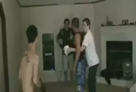 Des potes sont en train de faire des combats de boxe dans un salon !