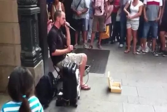 Un jeune milanais se fait de l’argent en rue en faisant du beatbox !!