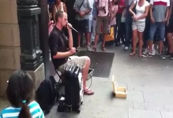 Un jeune milanais se fait de l’argent en rue en faisant du beatbox !!