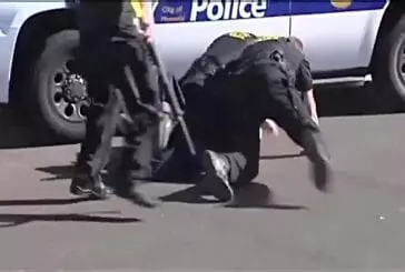 Un jeune voulant narguer la police se fait remettre en place !