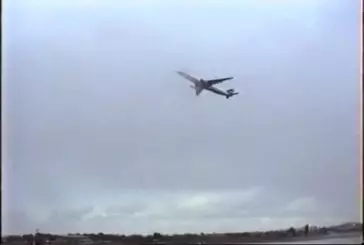 Un avion semble avoir beaucoup de mal à décoller avec un vent de face..