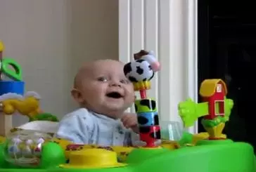 Un bébé a peur d’un mouchoire