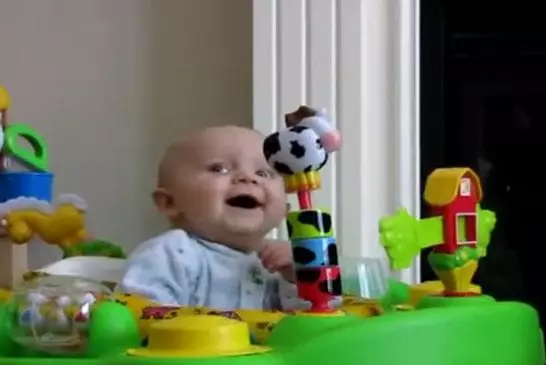 Un bébé a peur d’un mouchoire