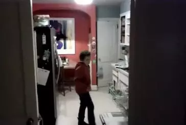 Mon fils fait la vaisselle en dansant