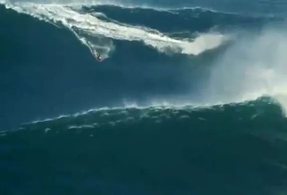 Record du monde de surf sur une vague de 27 mètres