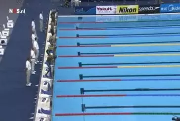 Lors d’une compétition de natation , un participant fait un faux départ assez marrant !