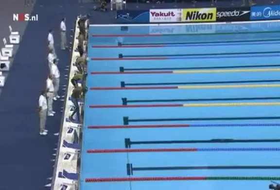 Lors d’une compétition de natation , un participant fait un faux départ assez marrant !