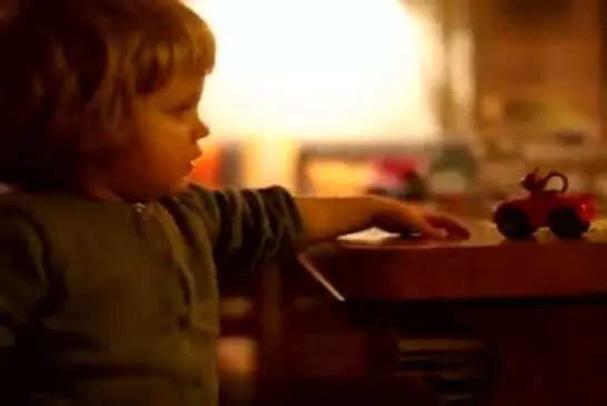 Une petite fille toute mignonne a un rire qui fait froid dans le dos !