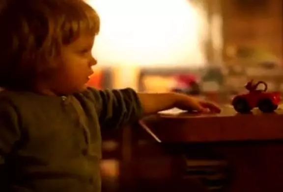 Une petite fille toute mignonne a un rire qui fait froid dans le dos !