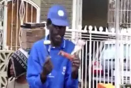 Deux hommes vendent des glaces en chantant et en dansant !