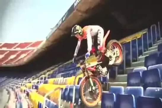 Un champion du monde de trial s’amuse dans le stade de Barcelone