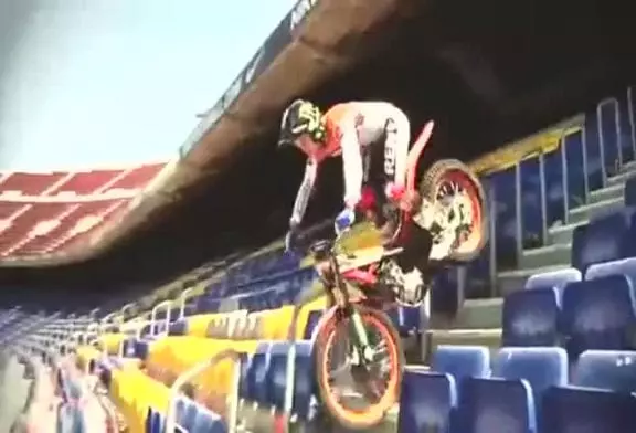 Un champion du monde de trial s’amuse dans le stade de Barcelone