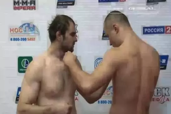 Lors d’un combat de box , les deux protagonistes commencent trop tôt !