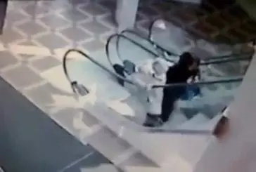 Deux dames chutent dans un escalator sans pouvoir se rattraper !