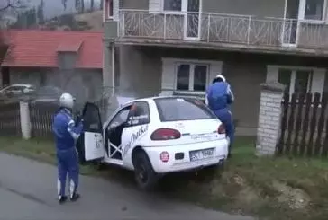 Une ola perturbe un pilote de rallye qui se crash sur une maison !
