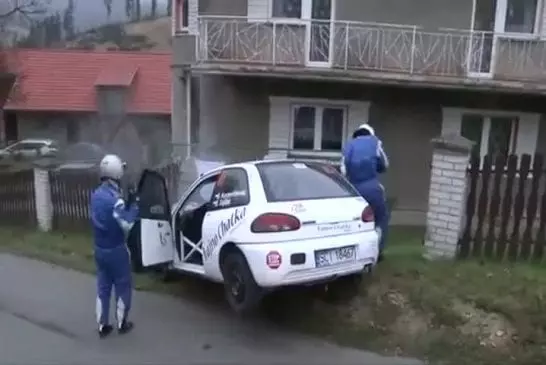 Une ola perturbe un pilote de rallye qui se crash sur une maison !