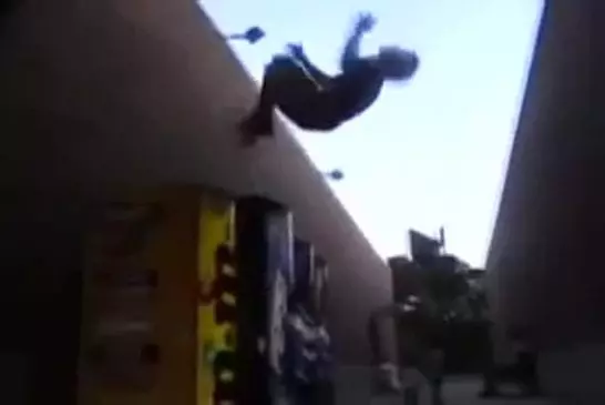 Un gars veut faire de son malin et faire un backflip sur un distributeur !