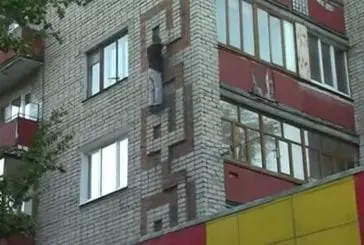 Un jeune russe complètement fou s’amuse à défier la mort !