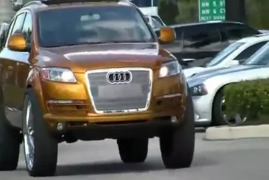 Une Audi Q7 se ballade dans les rues avec des jantes de 30 pouces !