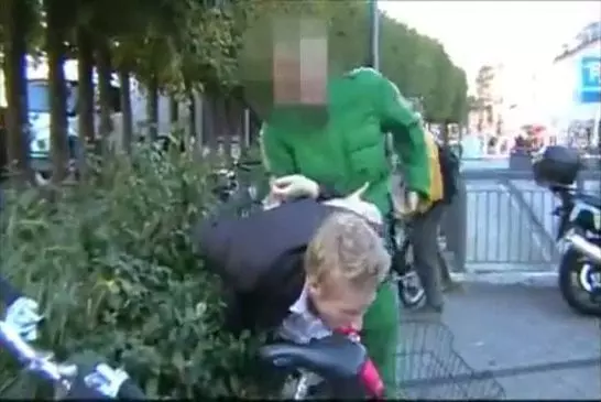 Il frappe un flic avec un vibromasseur