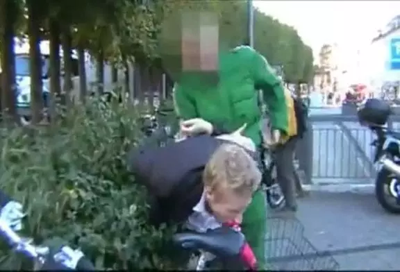 Il frappe un flic avec un vibromasseur