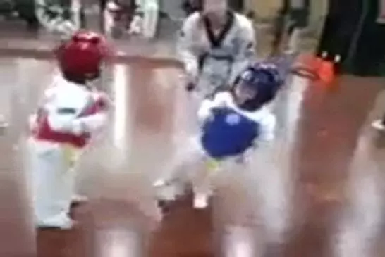 Un combat de taekwondo entre deux petits enfants de 4 ans !