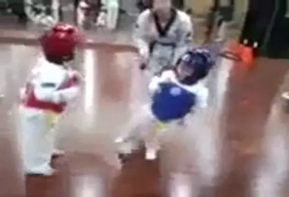 Un combat de taekwondo entre deux petits enfants de 4 ans !