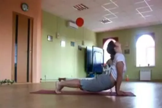 Un petit chaton décide de faire du Yoga avec sa maîtresse tout en étant zen !