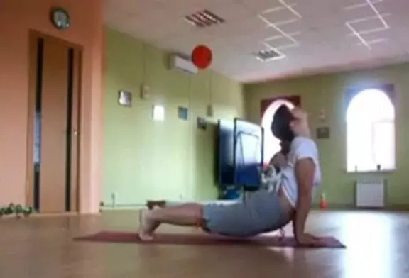 Un petit chaton décide de faire du Yoga avec sa maîtresse tout en étant zen !