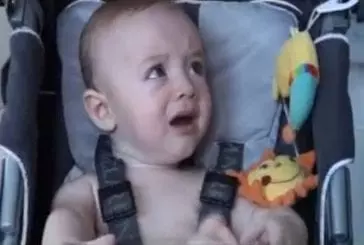Un bébé arrête de pleurer seulement si ses parents lui mettent un coton tige dans l’oreille !