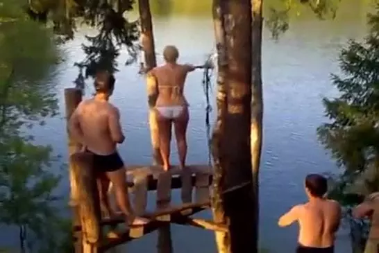 Grosse chute pour une blonde